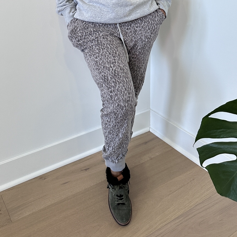 ​Saturday Sunday Anthropologie Gray Soft Leopard Print Joggers Cozy Core Size M - Picture 8 of 8
